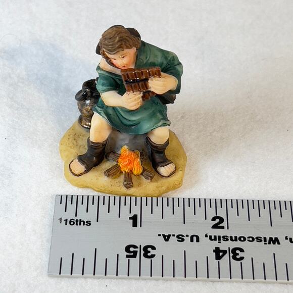 Grandeur Noel 2001 Bethlehem Village Man w/ Campfire O'Well Porcelain Resin - Picture 9 of 10